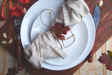 Şükran günü kutlama ahşap zemin üzerine düşme tablo ayarı. Sonbahar sofra. Üstten görünüm. Teras yatıyordu. Kopya alanı.