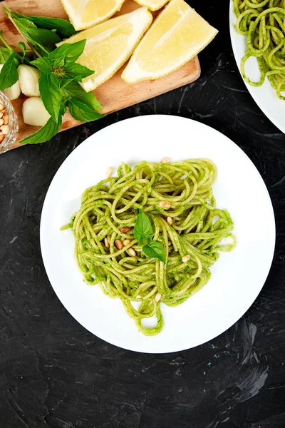 Espaguetis Pasta Italiana Con Pesto Albahaca Casero Con Parmesano Sobre — Foto de Stock