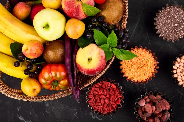 Färgglada Hälsomat Urval Frukt Grönsak Superfood Blad Korg Mörk Bakgrund — Stockfoto