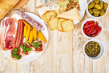 İtalyan antipasti şarap aperatifler küme. Meze tabağı pastırma, salam, peynir, üzüm, zeytin, turşu ile catering, Prosciutto di Parma ile kavun, grunge gri arka plan üzerinde Brushettas. İtalyan gıda maddeleri. Mediterranean 