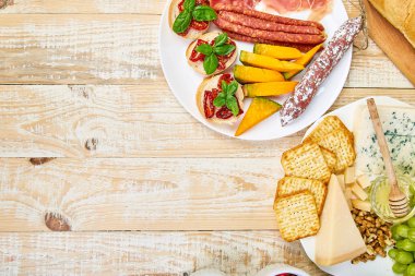 İtalyan antipasti şarap aperatifler küme. Meze tabağı pastırma, salam, peynir, üzüm, zeytin, turşu ile catering, Prosciutto di Parma ile kavun, grunge gri arka plan üzerinde Brushettas. İtalyan gıda maddeleri. Mediterranean 