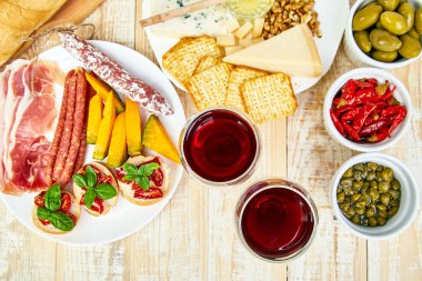 İtalyan antipasti şarap aperatifler küme. Meze tabağı pastırma, salam, peynir, üzüm, zeytin, turşu ile catering, Prosciutto di Parma ile kavun, grunge gri arka plan üzerinde Brushettas. İtalyan gıda maddeleri. Mediterranean 