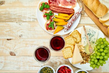 İtalyan antipasti şarap aperatifler küme. Meze tabağı pastırma, salam, peynir, üzüm, zeytin, turşu ile catering, Prosciutto di Parma ile kavun, grunge gri arka plan üzerinde Brushettas. İtalyan gıda maddeleri. Mediterranean 