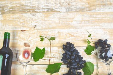 Şişe, cam ve ahşap arka plan, üstten görünüm, üzüm kırmızı şarap konseptiyle düz yatıyordu. Şarap başlık görüntü. Kadehlerin. Kopya girintili