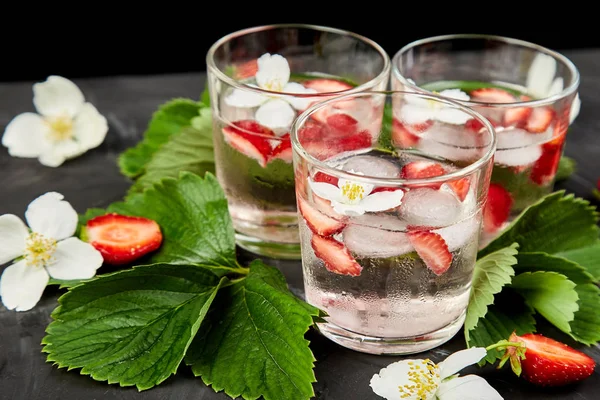 Agua Desintoxicación Fresa Con Flor Jazmín Bebida Helada Verano Limonada — Foto de Stock