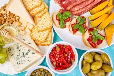 İtalyan antipasti şarap aperatifler küme. Meze tabağı pastırma, salam, peynir, üzüm, zeytin, turşu ile catering, Prosciutto di Parma ile kavun, grunge gri arka plan üzerinde Brushettas. İtalyan gıda maddeleri. Mediterranean 