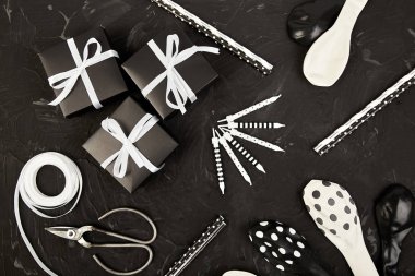 Doğum günü veya parti aksesuarları hediye kutuları ile ayarlamak balon, siyah ve beyaz renkli mumlar. Düz yatıyordu, en iyi görünümü