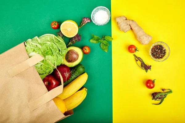  Grocering kavramı. Tam kağıt torba farklı meyve ve sebze, sağlıklı bir renk arka plan üzerinde yemek pişirmek için malzemeler. sağlıklı gıda. Gıda diyet veya vegan, vejetaryen. Üstten görünüm. Düz yatıyordu. 