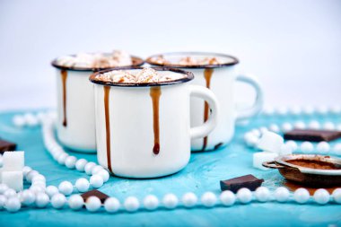 Sıcak çikolata hatmi şeker mavi güzel arka plan ile. Kış zamanı. Tatil kavramı, seçici odak. Noel.