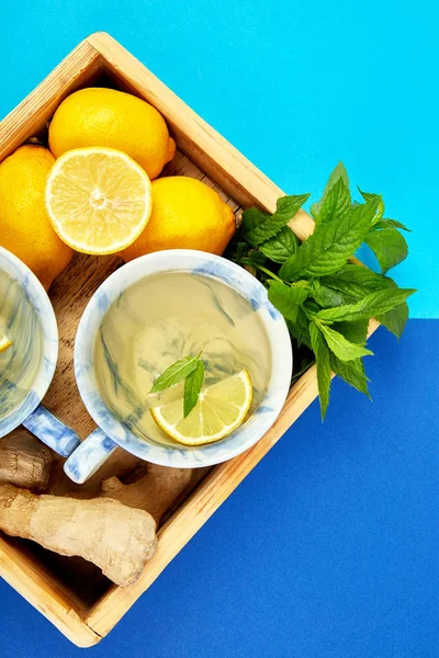 Sağlıklı Çay Iki Bardak Limon Zencefil Nane Bir Renk Arka — Stok fotoğraf