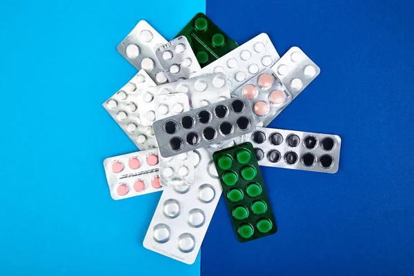 Piller Tabletter Och Blåsa Blå Bakgrund Hälso Och Koncept Platt — Stockfoto