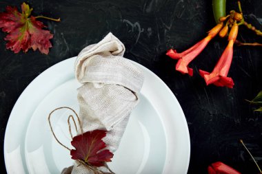 Şükran günü kutlama koyu arka plan üzerinde sonbahar tablo ayarı. Sonbahar sofra. Üstten görünüm. Teras yatıyordu. Kopya alanı.