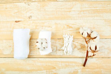 Pamuk bitki, kulaklı sopa, Pamuklu ped, havlu, kozmetik makyaj çıkarıcı tampon, hijyenik hijyenik temizleme bezi ahşap arka plan üstten görünüm üzerinde Şubesi. Spa kavramı. Düz yatıyordu. Kopya alanı.
