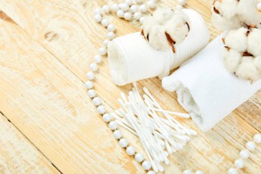 Pamuk bitki, kulaklı sopa, Pamuklu ped, havlu, kozmetik makyaj çıkarıcı tampon, hijyenik hijyenik temizleme bezi ahşap arka plan üstten görünüm üzerinde Şubesi. Spa kavramı. Düz yatıyordu. Kopya alanı.
