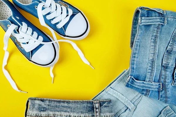 Blaue Weibliche Oder Männliche Turnschuhe Und Jeans Jeans Auf Gelbem — Stockfoto