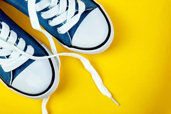 Zapatillas Femeninas Masculinas Azules Sobre Fondo Papel Amarillo Acostado Vista — Foto de Stock