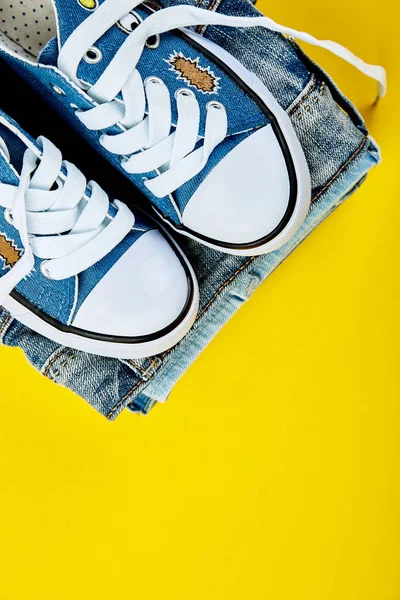 Blå Kvinnliga Eller Manliga Sneakers Och Jeans Denim Gult Papper — Stockfoto