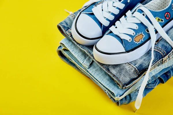 Blaue Weibliche Oder Männliche Turnschuhe Und Jeans Jeans Auf Gelbem — Stockfoto