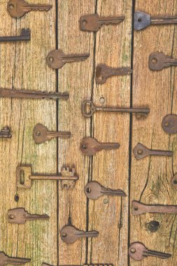 Birçok farklı eski retro anahtar taşı koleksiyonu ahşap rustik arka plan kavramı üzerinde sırayla. Yaratıcı dekoratif arka plan. Düz yatıyordu. Uzay kopyalayın. Üstten görünüm