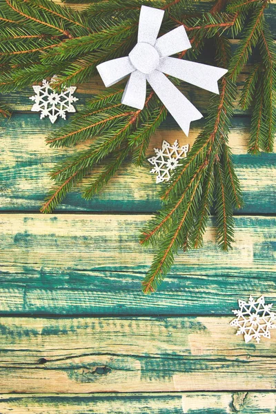 緑の素朴な木製の背景上にクリスマス ツリーとクリスマスの装飾 フラットが横たわっていた 平面図です 領域をコピーします グリーティング カード メリー クリスマス 明けましておめでとう — ストック写真