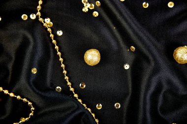 Altın parlak topları ile lüks siyah arka plan. Noel, Doğum günü partisi. Düz yatıyordu. Uzay kopyalayın. En iyi view.w.