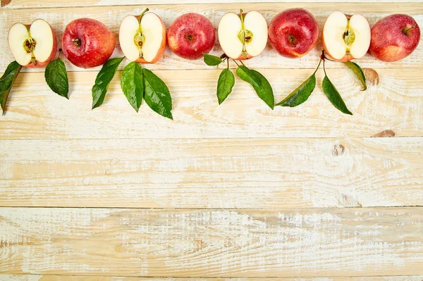 Manzanas Frescas Rojas Maduras Frutas Enteras Rodajas Sobre Fondo Rústico — Foto de Stock