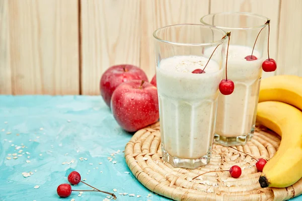 Smoothie Mit Hafer Oder Haferflocken Banane Und Roten Äpfeln Auf — Stockfoto