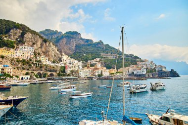 Positano, Amalfi Coast, Campania, İtalya. Güzel görünüm, Positano Amalfi Coast İtalya yaz boyunca. Sabah görünümü cityscape Akdeniz'in sahil şeridi üzerinde.