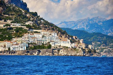 Positano, Amalfi Coast, Campania, İtalya. Güzel görünüm, Positano Amalfi Coast İtalya yaz boyunca. Sabah görünümü cityscape Akdeniz'in sahil şeridi üzerinde.