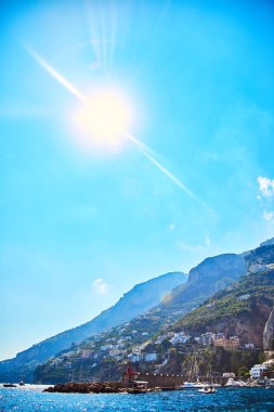 Positano, Amalfi Coast, Campania, İtalya. Güzel görünüm, Positano Amalfi Coast İtalya yaz boyunca. Sabah görünümü cityscape Akdeniz'in sahil şeridi üzerinde.