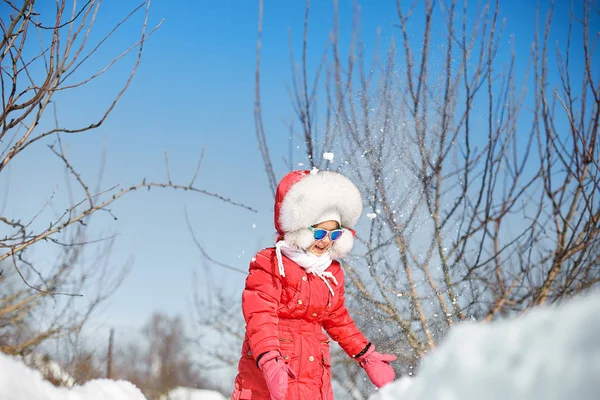 Carina Bambina Inverno Divertiti Goditi Neve Fresca Una Bella Giornata — Foto Stock