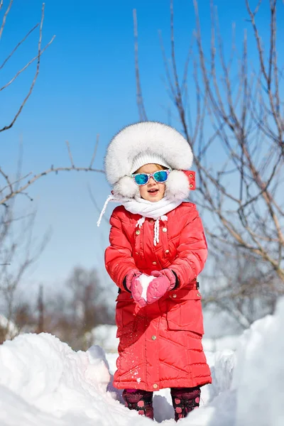 Carina Bambina Inverno Divertiti Goditi Neve Fresca Una Bella Giornata — Foto Stock