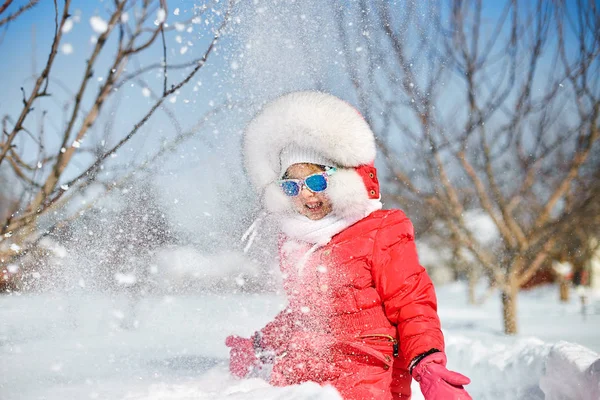 Carina Bambina Inverno Divertiti Goditi Neve Fresca Una Bella Giornata — Foto Stock