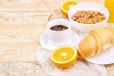 Günaydın. Continental kahvaltı Ristiç ahşap arka plan üzerinde. Bir fincan kahve, portakal suyu, kruvasan, kruvasan, granola müsli yukarıdan ahşap tepsi. Kopya alanı. 