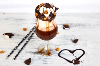 Çikolata, kurabiye ve tatlı ile aşırı milkshake. Deli freakshake. Uzay kopyalayın. Gıda eğilim. Overshake. Kalp aşk