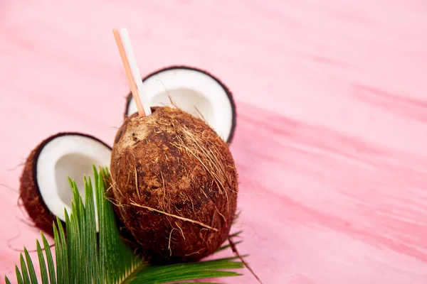 Kokosnusscocktail Auf Rosa Hintergrund Sommerferiengetränk Tropische Cocktails Oder Säfte Kokosnuss — Stockfoto