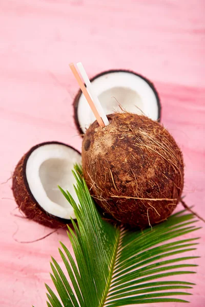 Coquetel Coco Fundo Rosa Conceito Bebida Férias Verão Coquetéis Tropicais — Fotografia de Stock