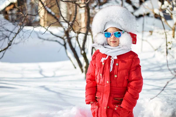 Ritratto Graziosa Bambina Inverno Divertiti Goditi Neve Fresca Una Bella — Foto Stock