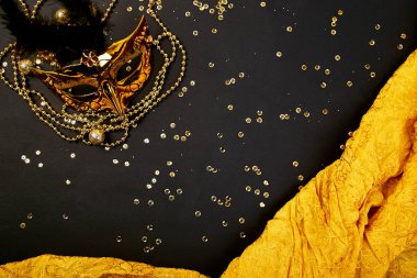 Siyah ve Altın karnaval maskesi. Üstten görünüm maskeli balo arka plan görüntüsü. Düz yatıyordu. Mardi Gras kutlamaları kavramı. Kopya alanı.