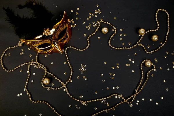 Siyah ve Altın karnaval maskesi. Üstten görünüm maskeli balo arka plan görüntüsü. Düz yatıyordu. Mardi Gras kutlamaları kavramı. Kopya alanı.