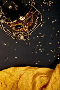 Siyah ve Altın karnaval maskesi. Üstten görünüm maskeli balo arka plan görüntüsü. Düz yatıyordu. Mardi Gras kutlamaları kavramı. Kopya alanı.