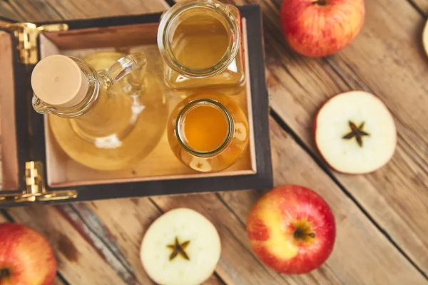 Äppelcidervinäger Glasflaska Ekologisk Äppelvinäger Träbord Hälsosam Ekologisk Dryck Mat Flaska — Stockfoto