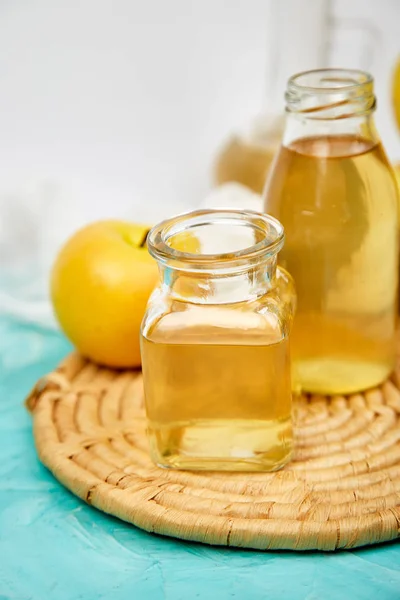 Glasflasche Mit Bio Apfelessig Auf Blauem Hintergrund Apfelessig — Stockfoto