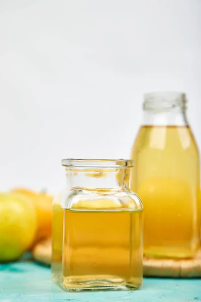 青の背景にリンゴ酢のガラス瓶 アップル サイダーの酢 — ストック写真