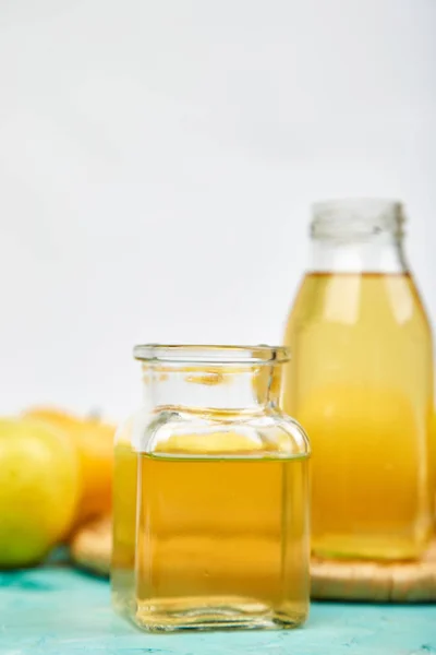 Botella Vidrio Vinagre Orgánico Manzana Sobre Fondo Azul Vinagre Manzana — Foto de Stock