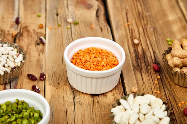 Cuencos Varias Legumbres Lentejas Turcas Rojas Garbanzos Frijoles Cacahuetes Guisantes — Foto de Stock