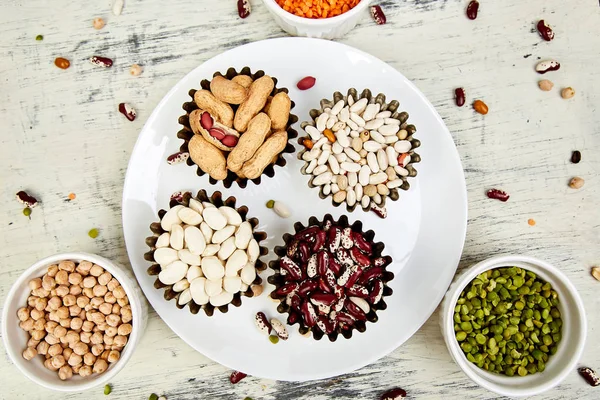 Tazones Varias Legumbres Lentejas Turcas Rojas Garbanzos Frijoles Cacahuetes Guisantes — Foto de Stock