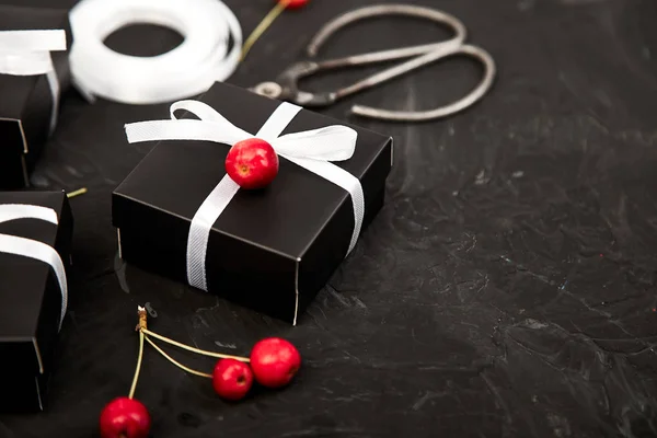 Embrulhando Presentes Natal Aniversário Modernos Caixas Presente Cor Preto Branco — Fotografia de Stock