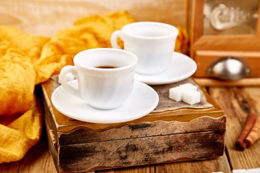 İki bardak kahve espresso yakınındaki rustik ahşap masa üzerinde küp şeker. 