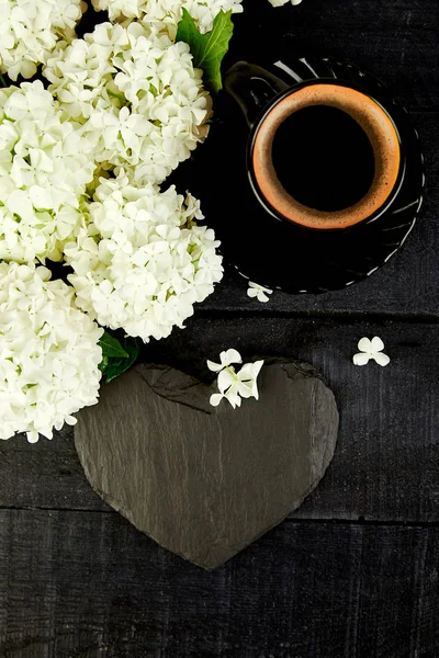 Csésze Kávét Egy Csokor Virág Hortenzia Pala Központjában Fekete Fából — Stock Fotó